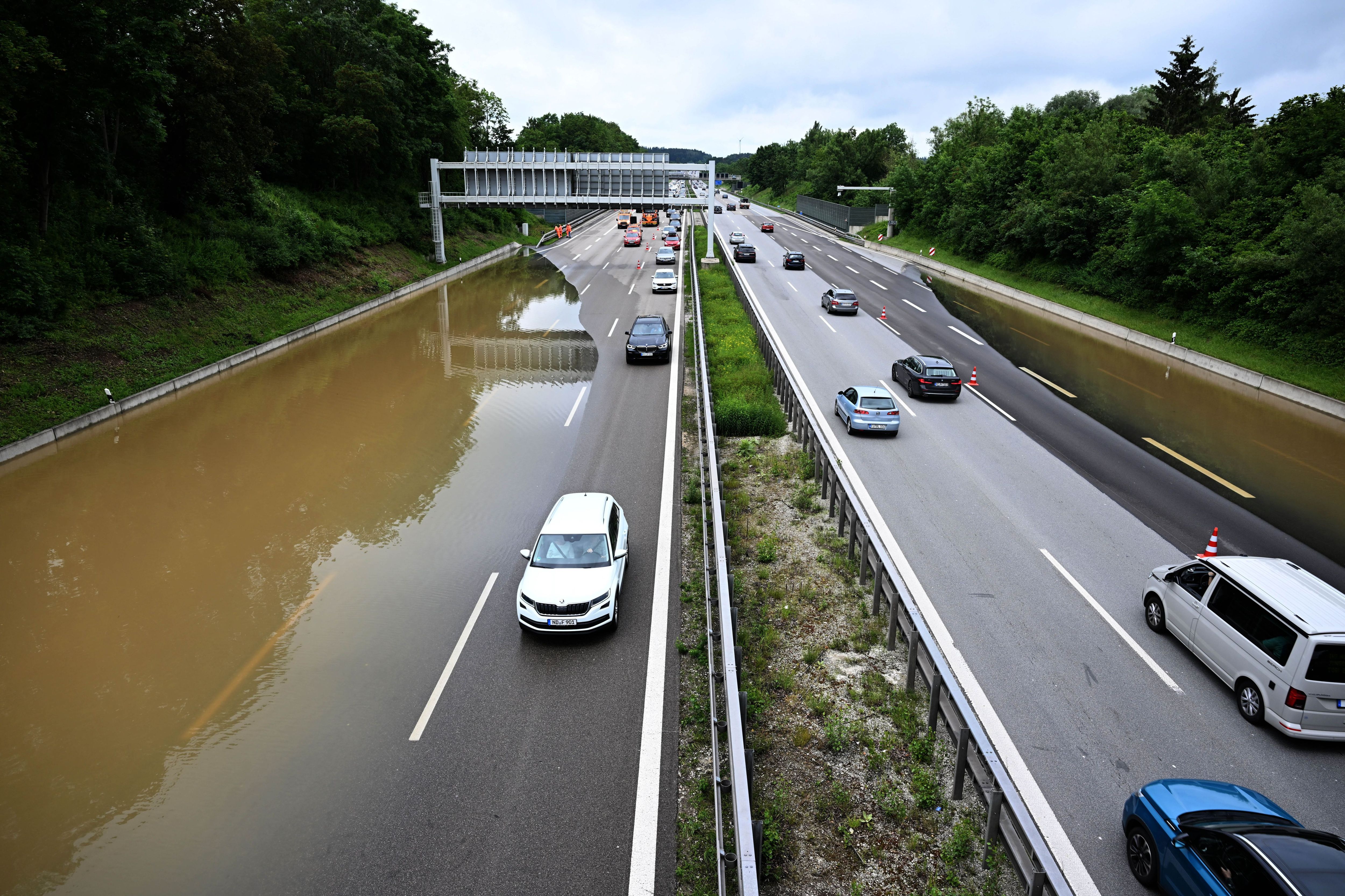 Auf der Autobahn A9 steht bei Allershausen das Wasser sogar auf der Autobahn.