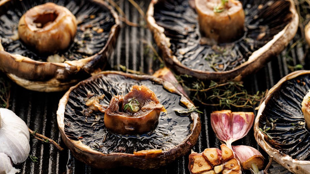 Gegrillte Pilze - eventuell noch mit Kräuterfrischkäse gefüllt - sind eine super Ergänzung in deinem Grillmenü.