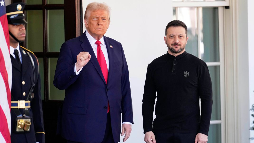 US-Präsident Donald Trump begrüßt Wolodymyr Selenskyj, Präsident der Ukraine, im Februar im Weißen Haus.