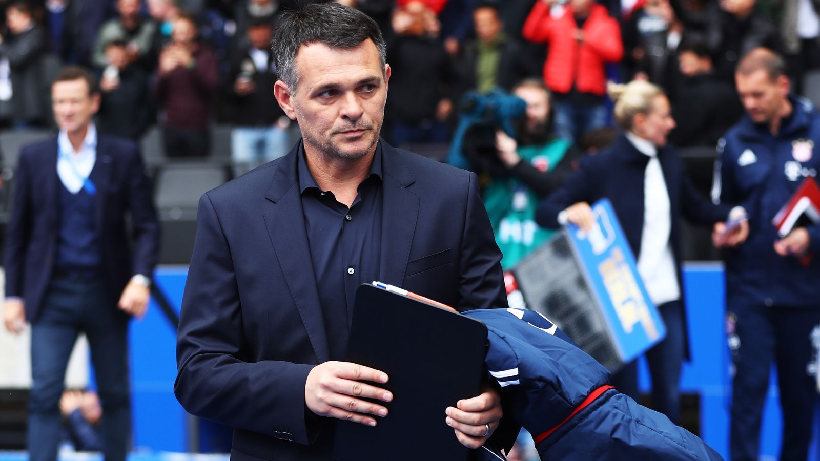 
                <strong>Willy Sagnol (29. September 2017 bis 8. Oktober 2017)</strong><br>
                Als Ende September 2017 Carlo Ancelotti seinen Platz auf der Bayern-Bank räumen musste, griffen die Münchner ebenfalls kurzfristig auf eine interne Lösung zurück: Willy Sagnol. Der frühere FCB-Profi stand als vorheriger Co-Trainer im Bundesligaspiel des Rekordmeisters bei Hertha BSC in der Verantwortung. Obwohl die Gäste aus Bayern knapp nach der Halbzeit durch Treffer von Mats Hummels und Robert Lewandowski bereits mit 2:0 führten, gab es am Ende nur ein Remis beim ersten zugleich letzten Spiel Sagnols als Cheftrainer auf der Bayern-Bank. Danach wurde der Franzose von Jupp Heynckes abgelöst, der das Team bis zum Saisonende im Mai 2018 betreute.
              