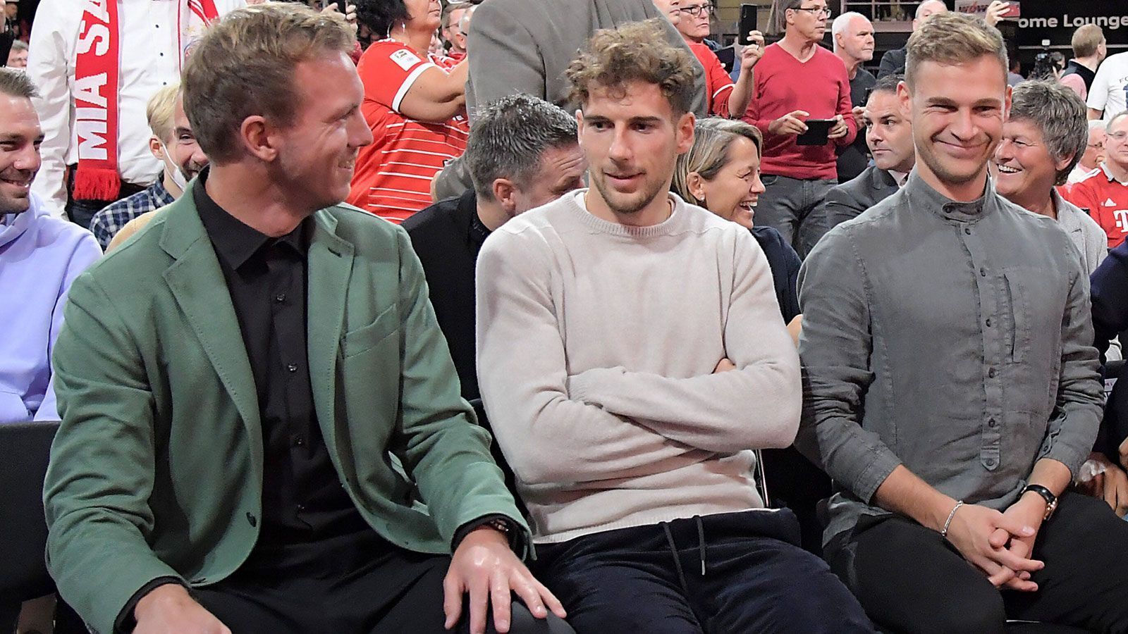 
                <strong>Julian Nagelsmann</strong><br>
                Öffentlich klang das freilich anders. Joshua Kimmich sagte nach dem 2:0 des DFB-Teams über Peru - also dem Tag nach der Entlassung von Julian Nagelsmann - in der Mixed Zone der Mainzer Arena: "Ich kann ganz klar sagen, dass der Trainer die Kabine nicht verloren hat." Weiter führte er aus: "Ich habe schon ein paar Trainerwechsel mitgemacht und es war nicht so, dass sich das intern angedeutet hat oder Spieler unzufrieden waren. Wir waren überrascht." Leon Goretzka entgegnete derweil am "ZDF"-Mikro auf die Aussagen von Sportvorstand Hasan Salihamidzic, zwischen Trainer und Mannschaft hätte es nicht mehr gepasst: "Ich wäre ja doof, wenn ich jetzt meinem Chef widersprechen würde. Ich persönlich hatte keine Risse mit Julian. Ich weiß aber nicht, wie das bei anderen Spielern war."
              