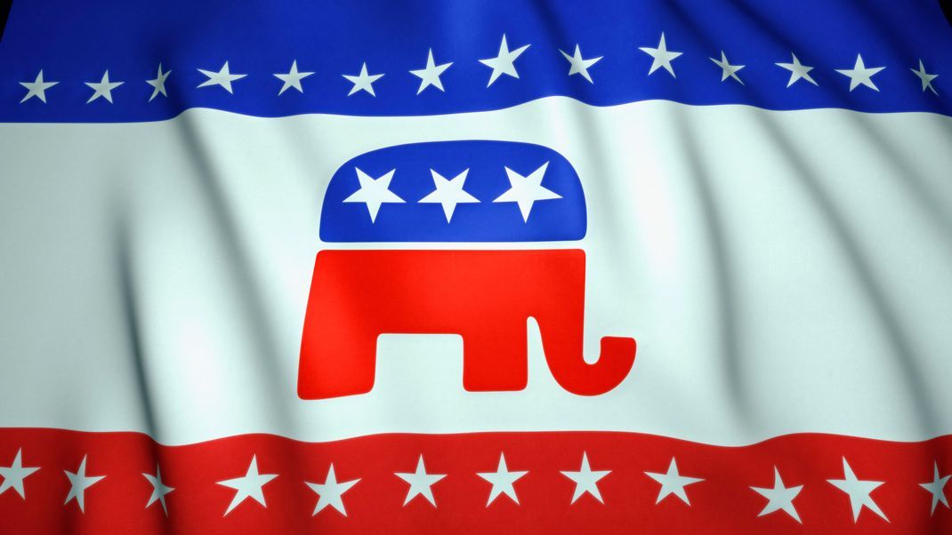 Der Elefant der Republikaner ist zum Großteil rot gefärbt. Alle drei Farben Rot, Blau und Weiß sind auch in der Flagge der USA zu sehen.