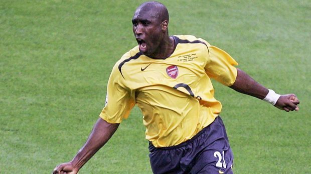 
                <strong>Sol Campbell</strong><br>
                Innenverteidiger: Sol Campbell. Mit dem früheren Abwehrchef von Arsenal spielte Ferdinand in Englands Nationalmannschaft zusammen. "Im Eins-gegen-Eins war er fast unschlagbar", erklärt Ferdinand die Stärken Campbells.
              