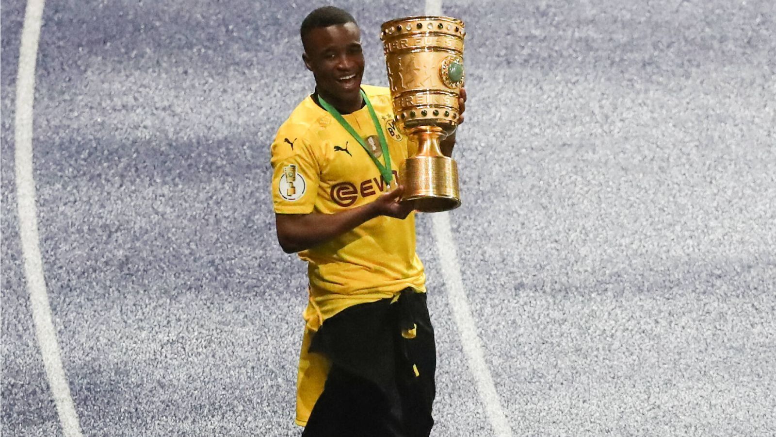 
                <strong>Platz 5: Youssoufa Moukoko (Borussia Dortmund)</strong><br>
                Eine Marktwerterhöhung, die nichts mit besonders starker Leistung zu tun hat, ist die von Youssoufa Moukoko. Der Stürmer von Borussia Dortmund ist noch immer erst 16 Jahre jung. Die vergangenen Monate verpasste er jedoch verletzt. Sein Wert wurde von zehn auf 18 Millionen Euro erhöht, also insgesamt um acht Millionen.
              