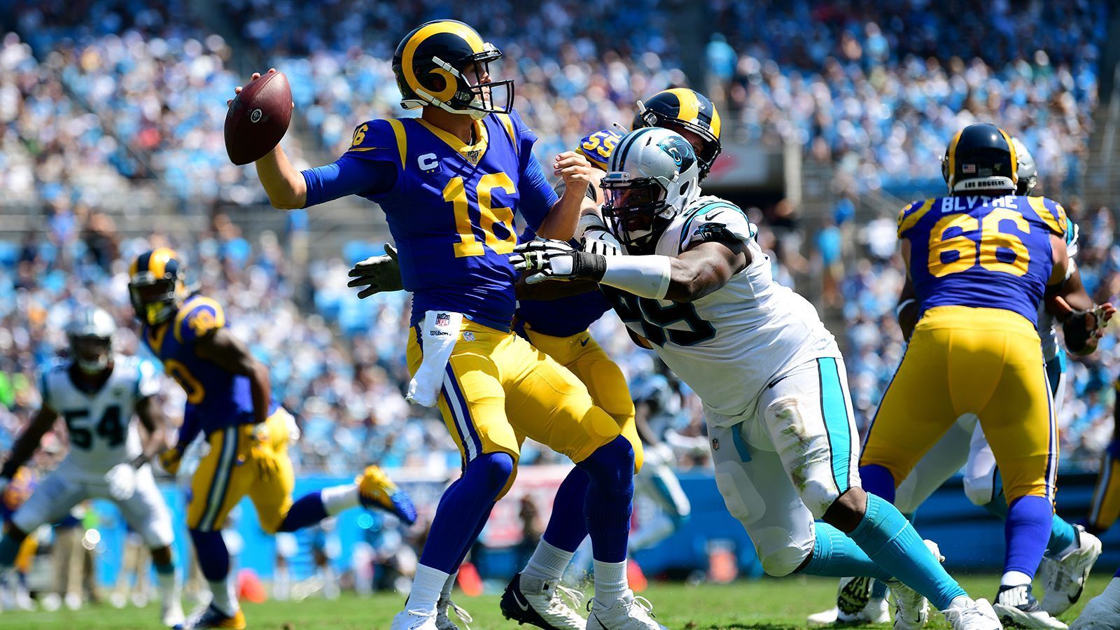 
                <strong>Landings Spots für Jared Goff: Carolina Panthers</strong><br>
                Eine ähnlich attraktive Offense würde in Carolina warten. Allerdings scheinen die Panthers Deshaun Watson, der bei den Houston Texans offiziell einen Trade angefragt hat, zum priorisierten Ziel gemacht zu haben. Aber auch die New York Jets und Miami Dolphins stehen Schlange. Es braucht Alternativen. Starting-Quarterback Teddy Bridgewater spielte keine gute Saison, hat noch reichlich Luft nach oben. Goff wäre ein Upgrade, allerdings auch ein finanzielles Risiko. Wenn die Panthers alles für Watson vorbereiten und diesen nicht bekommen, dann könnte Platz für Goff sein. Allerdings ist mit dem 8. Pick im Draft vielleicht dort eine Überraschung der Panthers auf der Quarterback-Position möglich.
              