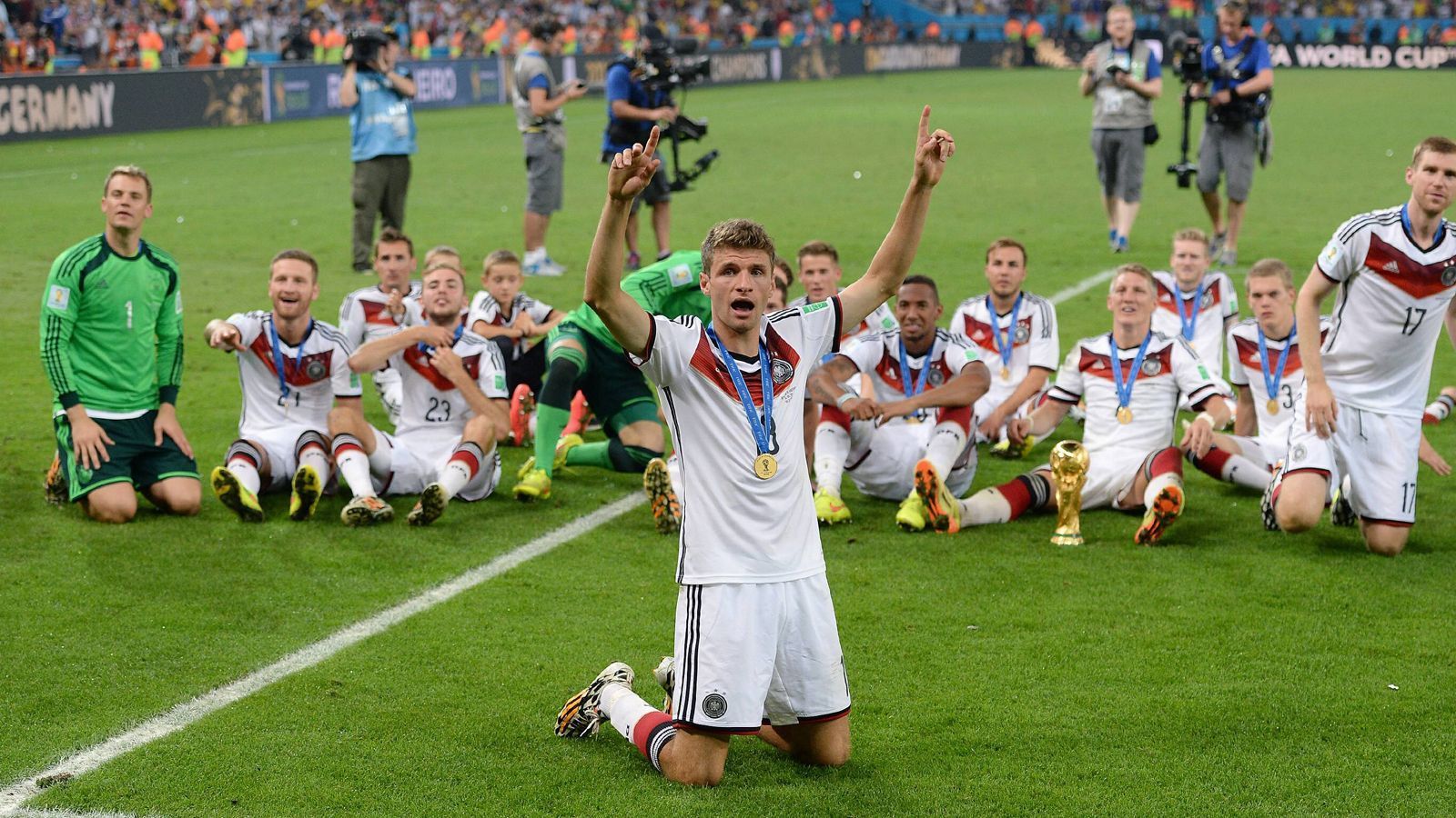 
                <strong>Vier 2014er Weltmeister auch bei der WM 2022 dabei</strong><br>
                Manuel Neuer, Thomas Müller, Mario Götze und Matthias Ginter dürfen sich im 2022er-WM-Kader bereits Weltmeister nennen. Angeführt von Final-Torschütze Götze (jetzt Eintracht Frankfurt) sicherten sich die vier beim 1:0-Sieg im Finale 2014 gegen Argentinien den Titel.
              