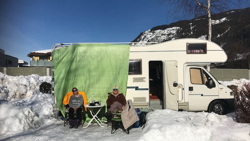 Sogar bei frostigen Wintertemperaturen sind die Hartgesottenen am Campingplatz.