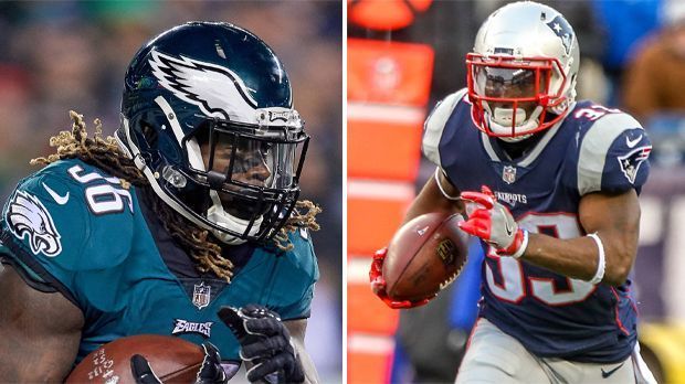 
                <strong>Running Backs</strong><br>
                Die Patriots kommen auf 16 Rushing Touchdowns, die Eagles auf neun. Philly schaffte in der Regular Season 2115 Rushing Yards, die Patriots 1889. LeGarrette Blount mit 766 Yards (4,4 im Schnitt pro Versuch) und Jay Ajayi mit 408 Yards (5,8) führen bei den Eagles, bei den Pats sind es Dion Lewis mit 896 Yards (5,0) und Mike Gillislee mit 383 Yards (3,7). "Man muss unterscheiden zwischen Ground Game und Passing Game! Im Ground Game ist Philadelphia stärker, im Passing Game die Patriots", sagt Patrick Esume. Fazit: Gut möglich, dass Lewis zum X-Faktor wird. Schließlich ist er in der Form seines Lebens. Vielleicht machen auch Bradys kurze Pässe auf die Running Backs den Unterschied. Aber beim traditionellen Laufspiel sind die Eagles im Vorteil. Deshalb endet dieses Duell  unentschieden. 1,5:0,5.
              