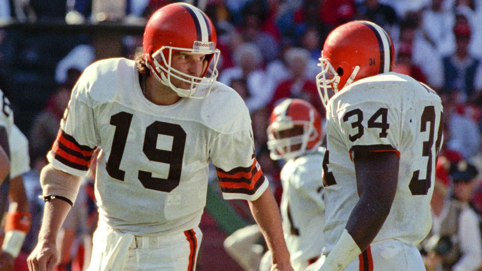 
                <strong>Cleveland Browns in der Saison 1985</strong><br>
                Ohne ein Wild Card Game zu absolvieren, gelangten die Browns direkt in die Divisional Playoffs. Hier trafen sie auf die Miami Dolphins, die die Regular Season mit 12:4 beenden konnten. In einem knappen Match zog Cleveland mit 21:24 den Kürzeren.
              