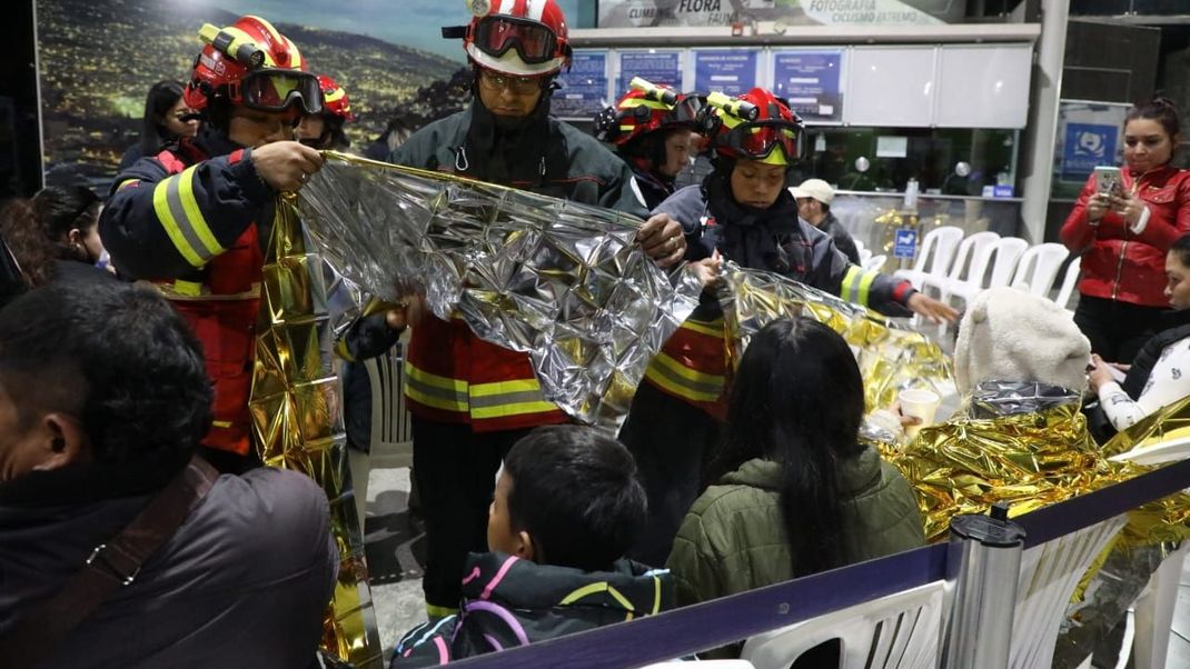 Die Seilbahn am Vulkan Pichincha in Ecuadors Hauptstadt Quito blieb am Donnerstag (6. Juli, gegen 16.30 Uhr Ortszeit) stehen und hielt knapp 80 Menschen gefangen.