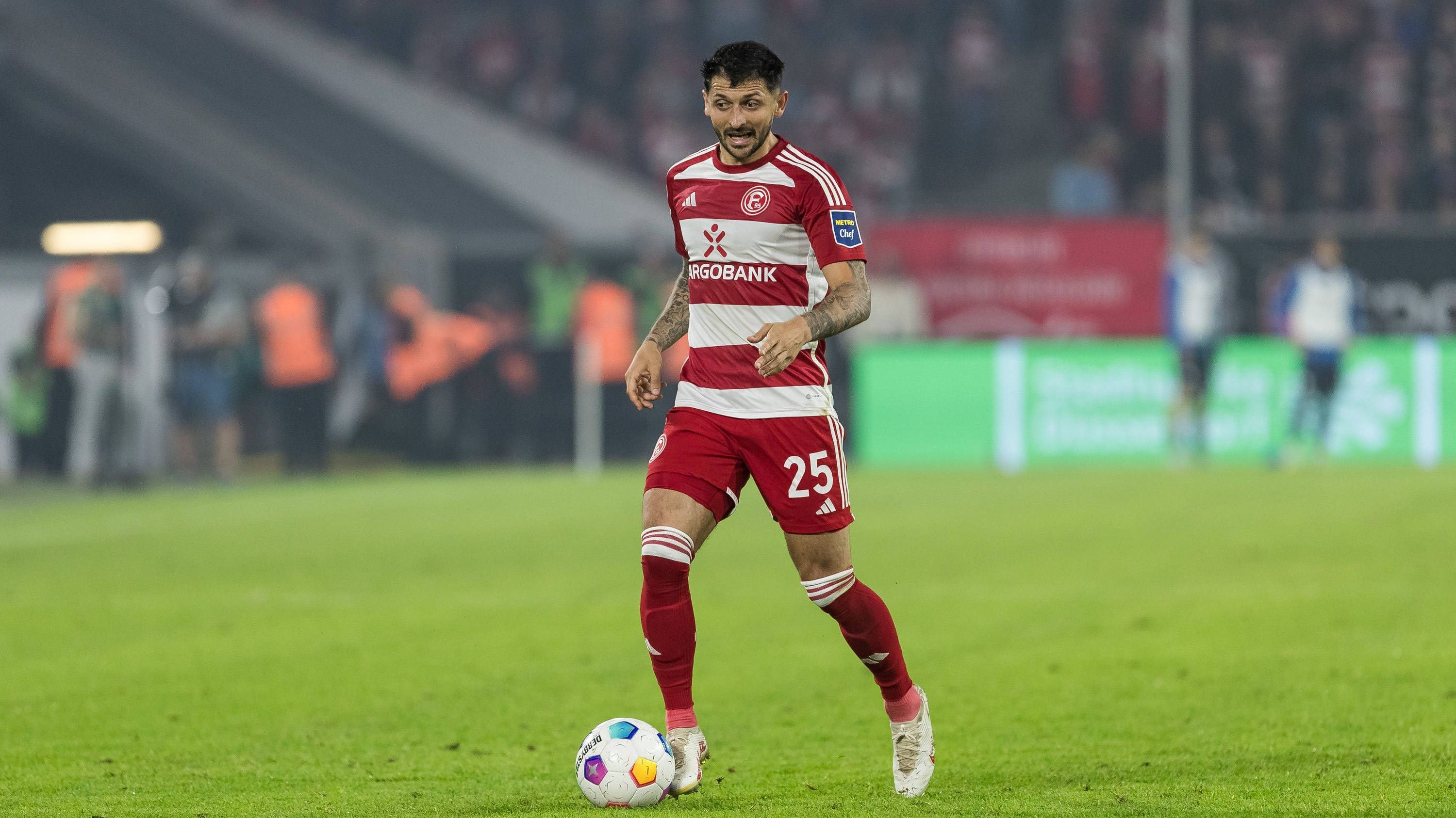 <strong>Matthias Zimmermann (Fortuna Düsseldorf)</strong><br>Macht seine defensiven Aufgaben auf der rechten Abwehrseite zunächst solide. Beim 0:2 leistet er Torschütze Hofmann dann aber nur Begleitschutz und steht viel zu weit weg. Nur wenige Minuten später dann das ungestüme Handspiel im eigenen Strafraum. Zwei Gegentore gehen auf seine Kappe. <strong><em>ran</em>-Note: 5</strong>