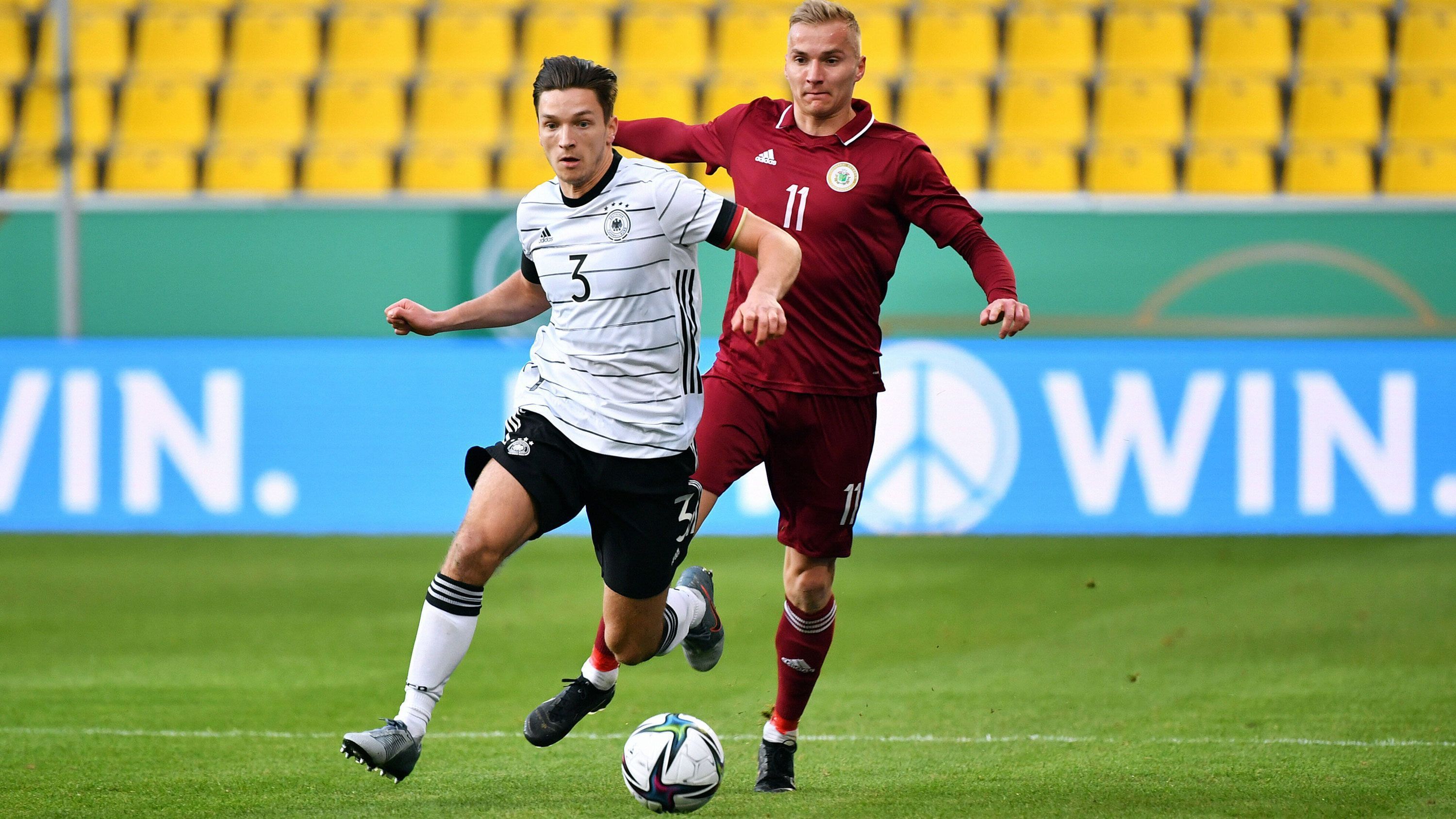 
                <strong>Noah Katterbach</strong><br>
                Defensiv kaum gefordert und wenn sich doch mal ein lettischer Spieler auf seiner Seite auf den Weg machte, grätschte der Mann vom FC Basel dazwischen. Hätte sich hier und da ein bisschen mehr in die deutsche Offensive einbringen können, lieferte insgesamt aber eine sehr solide Leistung ab und bereitete das 4:0 durch Tillmann mit vor. ran-Note: 3
              