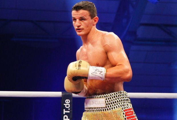 
                <strong>Robin Krasniqi vs. Dariusz Sek</strong><br>
                Denn Gegner Sek soll die Tür für einen WM-Fight gegen Jürgen Brähmer öffnen. Krasniqi: "Aber, da Jürgen Brähmer auch Rechtsausleger ist, muss und will ich gegen diesen besonderen Boxer bestehen. Also, Sek im Auge und Jürgen Brähmer und den gewünschten WM-Kampf im Visier!" Sollte sich Krasniqi für einen Kampf gegen Brähmer qualifizieren, gibt es den Fight LIVE in SAT.1 und auf ran.de zu sehen!
              