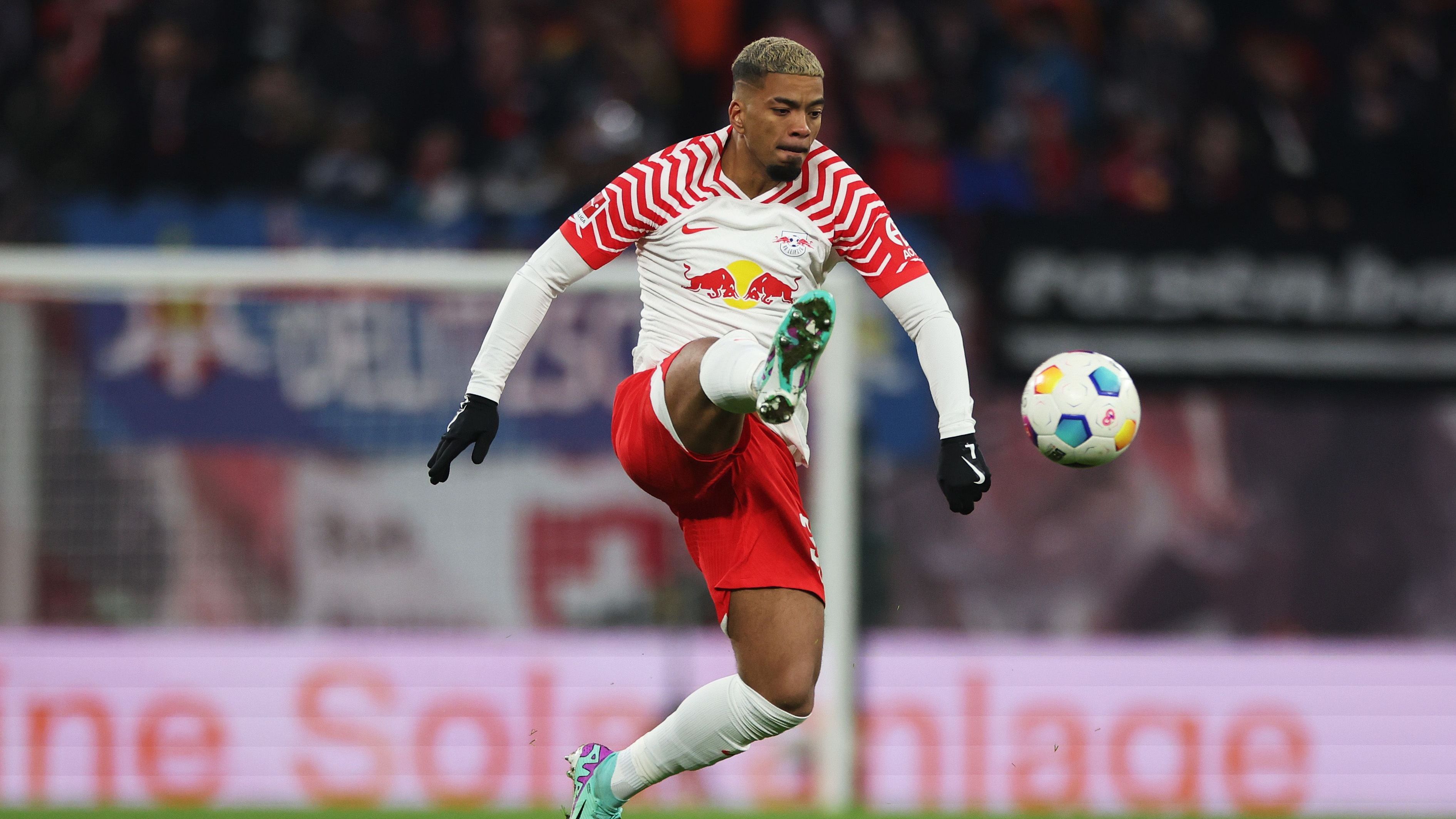 <strong>Benjamin Henrichs (RB Leipzig)</strong><br>Schon seit längerem gibt es Gespräche zwischen Henrichs und den Leipzigern. Trainer Marco Rose würde ihn laut eigener Aussage gerne behalten. Dennoch stocken die Gespräche. Sollte es nicht zu einer baldigen Einigung kommen, wird er wohl verkauft. Sportdirektor Rouven Schröder sagte zu "Bild": "Ein letztes Vertragsjahr und ablösefreie Wechsel wollen wir künftig unbedingt vermeiden.“