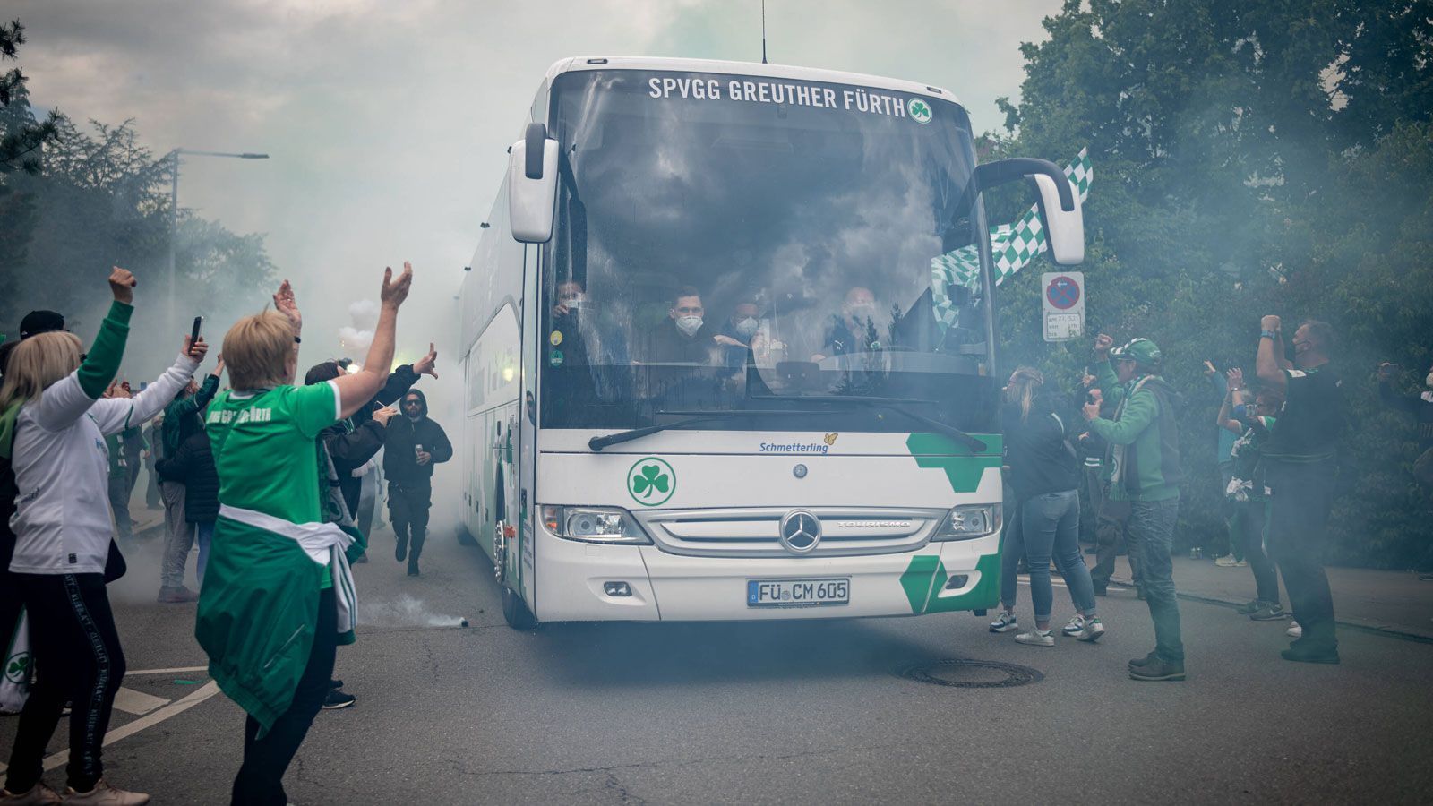 
                <strong>Fürth: Mannschaftsbus wird empfangen</strong><br>
                Auf dem Weg zum Stadion standen in Fürth einige Fans am Straßenrand und empfingen den Mannschaftsbus.
              