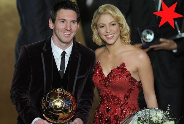 
                <strong>FLOP: Landhaus-Stil 2012 </strong><br>
                Daran konnte auch die Anwesenheit von Shakira nichts ändern. Während die Pop-Sängerin glitzerte, wirkte Messi in seinem Samt-Anzug um einiges älter, als er damals war. Das machte er ein Jahr später deutlich besser.
              