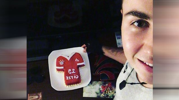 
                <strong>Mario Götze</strong><br>
                ... einen Kuchen im Look vom Götze-Trikot. So lassen sich die Feiertage wohl problemlos aushalten.
              