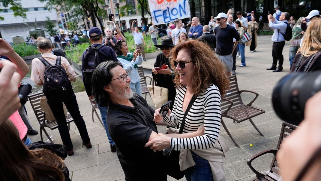 Menschen freuen sich vor dem Gerichtsgebäude in New York über die Trump-Verurteilung.