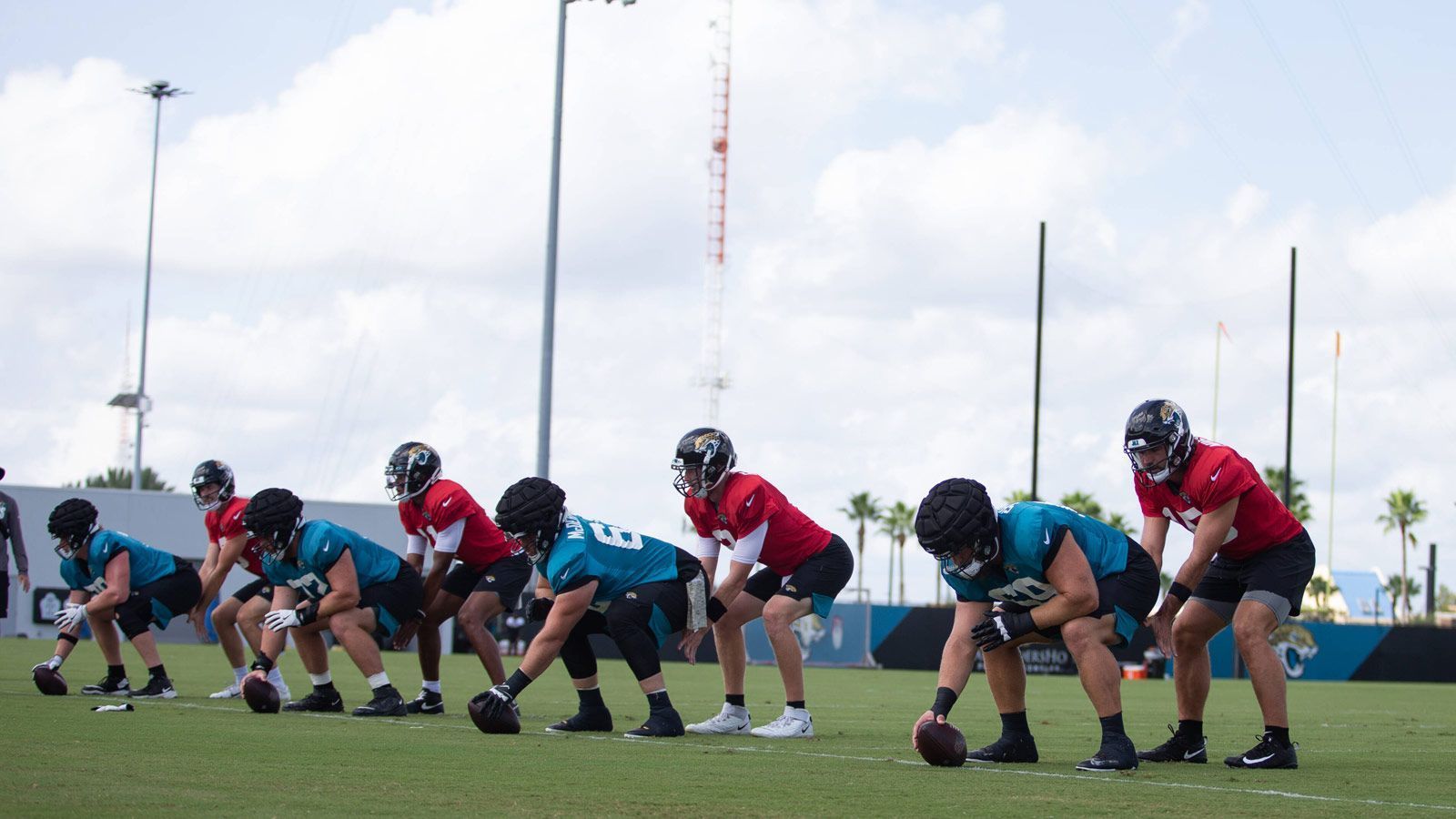 
                <strong>Jacksonville Jaguars</strong><br>
                Bisher sind die Jaguars das einzige Team, das aktiv um eine Teilnahme an Hard Knocks gebeten hat. Allerdings gibt es einen großen Aspekt, der gegen die Mannschaft aus Florida spricht: Head Coach Urban Meyer geht im August in seine erste NFL-Saison, sodass der Klub eigentlich nicht zur Auswahl stehen kann. Andererseits ist der Rebuild um Star-Quarterback Trevor Lawrence ein starkes Argument für die erstmalige Teilnahme der Franchise an der Doku-Serie. Den Jaguars, die sonst weniger im Rampenlicht stehen, würde ein Auftritt bei Hard Knocks sicherlich gut tun. Neben den Jaguars und Cowboys bleiben noch vier weitere Kandidaten übrig ...Coach im Amt seit: 2021 (Urban Meyer) - Letzte Playoff-Teilnahme: 2017 - Teilnahmen bei Hard Knocks: 0
              