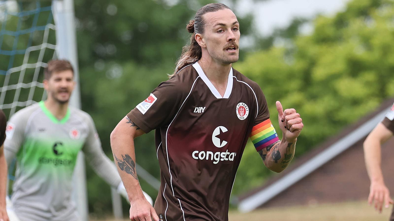 <strong>FC St. Pauli: Jackson Irvine</strong><br>
                Kapitän statt Co-Kapitän: Jackson Irvine steigt in der Saison 2023/2024 eine Position auf. "Jackson Irvine ist auf und neben dem Platz ein echter Führungsspieler, der auch in schwierigen Situationen vorangeht. Im Mannschaftsrat haben wir weitere Spieler, die besonders viel Verantwortung übernehmen und das Team anführen werden", erklärte Trainer Fabian Hürzeler seine Entscheidung.
