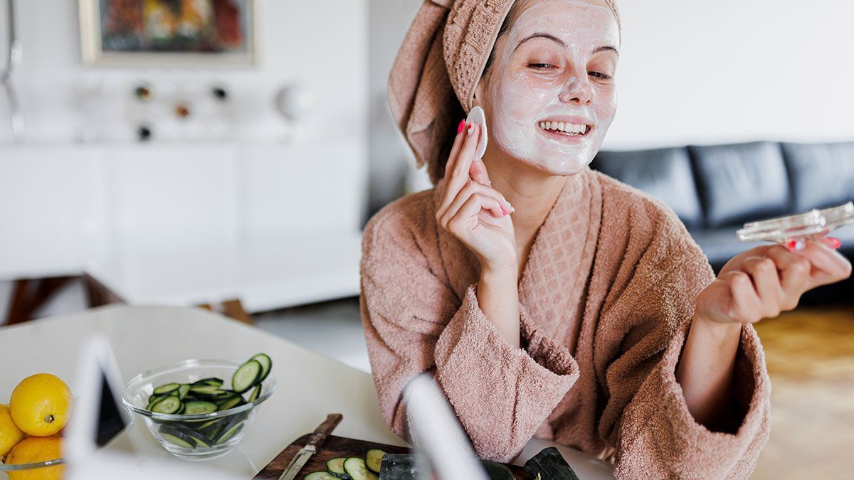 Gesichtsmasken mit Avocado, Honig und Co. – im Beauty-Artikel verraten wir euch simple DIY-Rezepte zum Nachmachen.