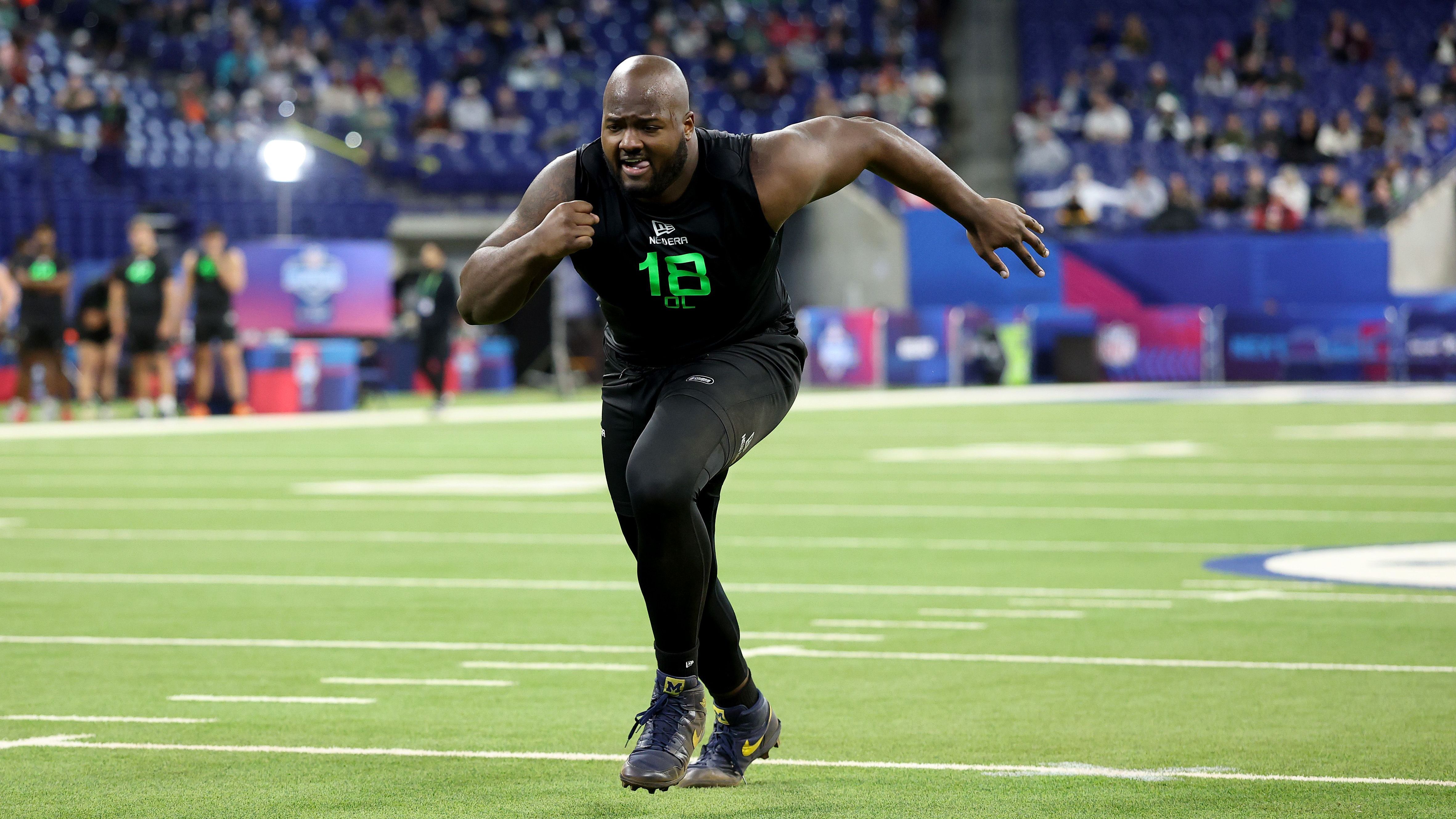 <strong>Myles Hinton (Offensive Tackle, Philadelphia Eagles)</strong><br>Myles Hinton, 23 Jahre alt, verstärkt neben Drew Kendall die Eagles-Offensive. Sein Vater, Chris Hinton, war ein siebenmaliger Pro-Bowler und dominanter Offensive Tackle für die Colts, Falcons und Vikings. Myles, der mit der gleichen physischen Präsenz und Arbeitseinstellung gesegnet ist, tritt in große Fußstapfen.
