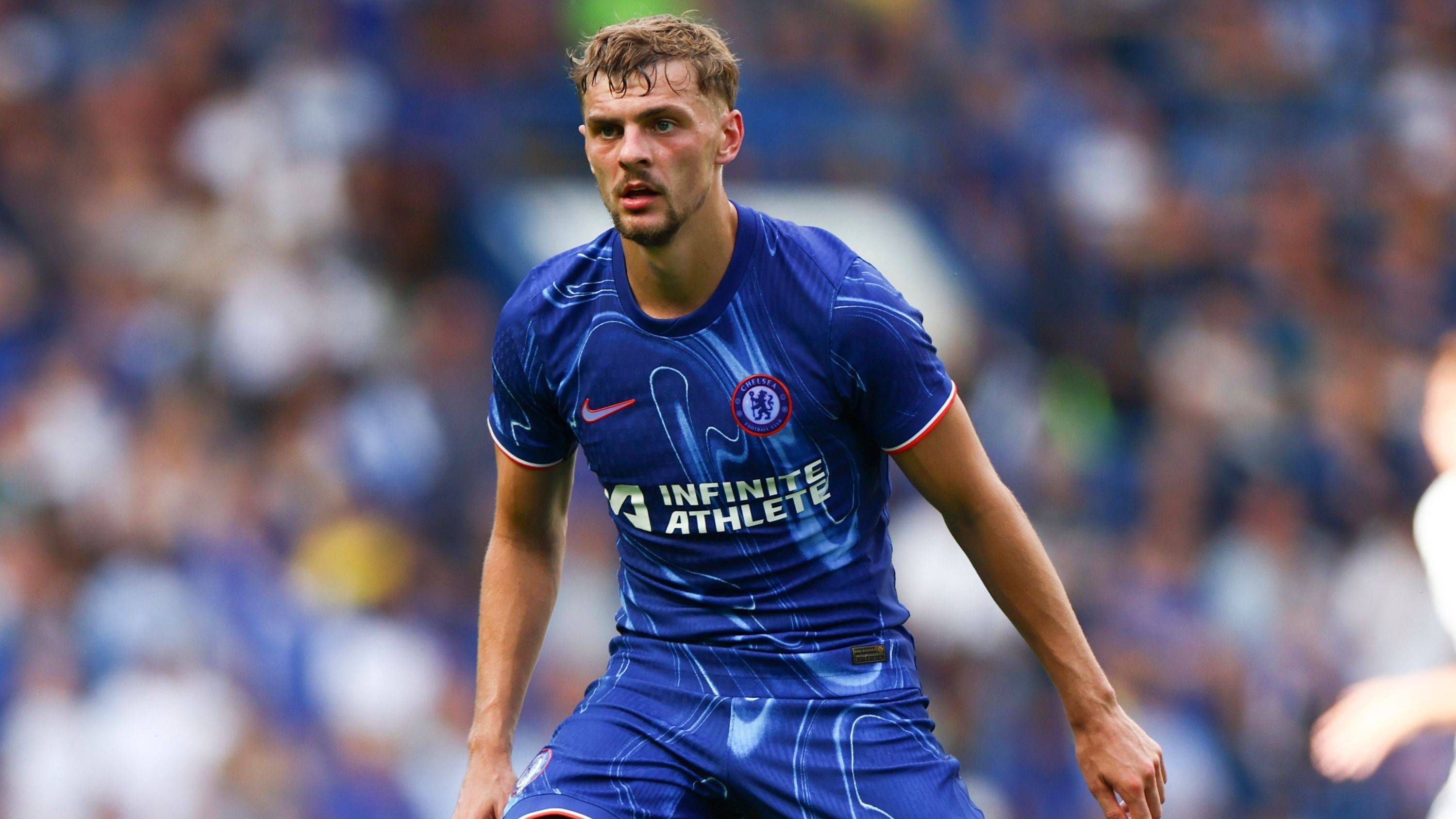 <strong>Erneuter Transfer-Irrsinn beim FC Chelsea</strong><br>Dabei hält sich der FC Chelsea für Boehly-Verhältnisse fast schon zurück auf dem Transfermarkt, neun Spieler für insgesamt 190 Millionen Euro gaben die Blues in diesem Sommer aus. In den Spielzeiten 22/23 und 23/24 waren es zusammengenommen unfassbare 1,09 Milliarden Euro an Ablösezahlungen für insgesamt 29 Spieler.