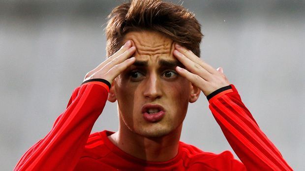 
                <strong>Seine Anekdote</strong><br>
                ... Januzaj aber will einen auf Bescheiden machen, trägt Badelatschen und Jogginghose. Zum Date geht es dann auch nicht in ein Luxus-Restaurant, wie von der Studentin erwartet, sondern in einen Schnellimbiss. Immerhin: Die Rechnung von 22 Euro bezahlt Januzaj. McKenzie soll sich nie wieder bei ihm gemeldet haben.
              
