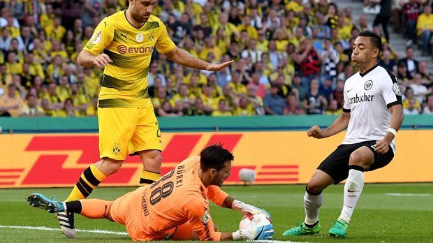 
                <strong>Roman Bürki</strong><br>
                Lange ist der Keeper überhaupt nicht gefordert, dann packt er bei Rebic' Schuss aus spitzem Winkel im Nachfassen zu. Beim 1:1 ist der Schweizer ebenso machtlos wie wenig später beim Frankfurter Pfostentreffer. In der Schlussphase avanciert er zum gewohnt sicheren Rückhalt. ran-Note: 3
              