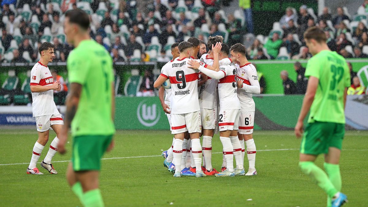 Wolfsburg , Bundesliga VfL Wolfsburg vs. VfB Stuttgart , Jubel VfB Stuttgart zum Tor zum 1:1, Nachschuss von Enzo Millot (VfB Stuttgart) nach verschossenem Elfmeter Gemäß den Vorgaben der DFL Deuts...