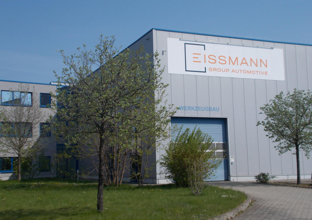 Ein Fabrikgebäude des Autozulieferers Eissmann Group Automotive.
