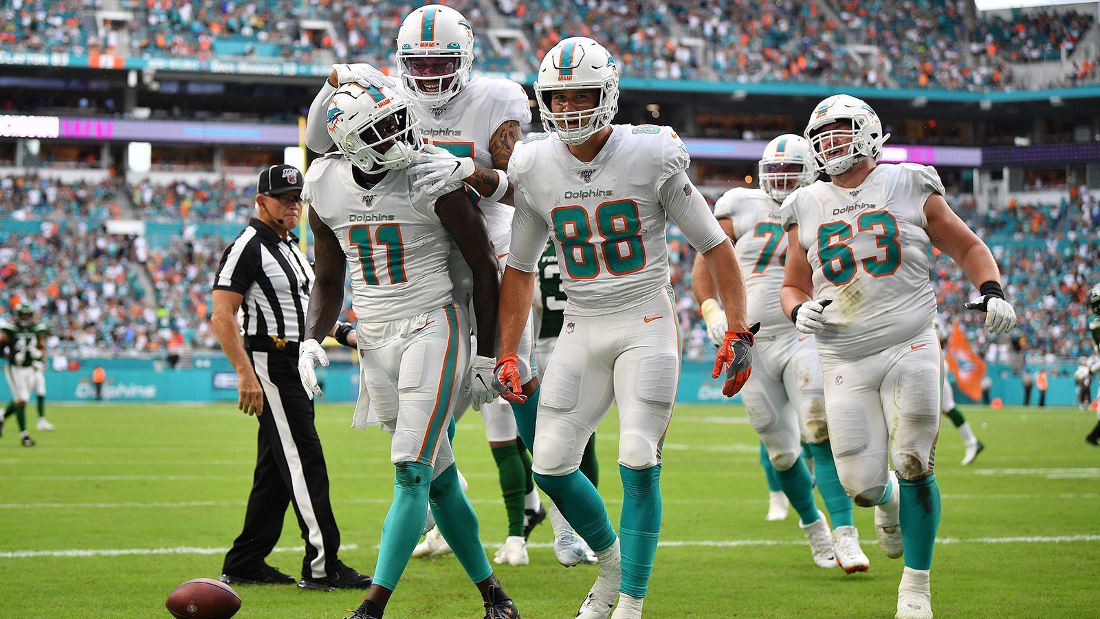 
                <strong>Gewinner: Miami Dolphins</strong><br>
                Die Miami Dolphins tanken? Von wegen! Am neunten Spieltag siegte das Team von Head Coach Brian Flores 26:18 gegen die New York Jets. Fans durften zudem die Wiederauferstehung von Ryan "Fitzmagic" Fitzpatrick genießen. Der Routinier warf für 288 Yards und drei Touchdowns. Die Cincinnati Bengals sind, Stand jetzt, das einzige sieglose Team. Immerhin konnten sie dieses Wochenende keine Niederlage verbuchen - die Mannschaft hatte spielfrei.
              