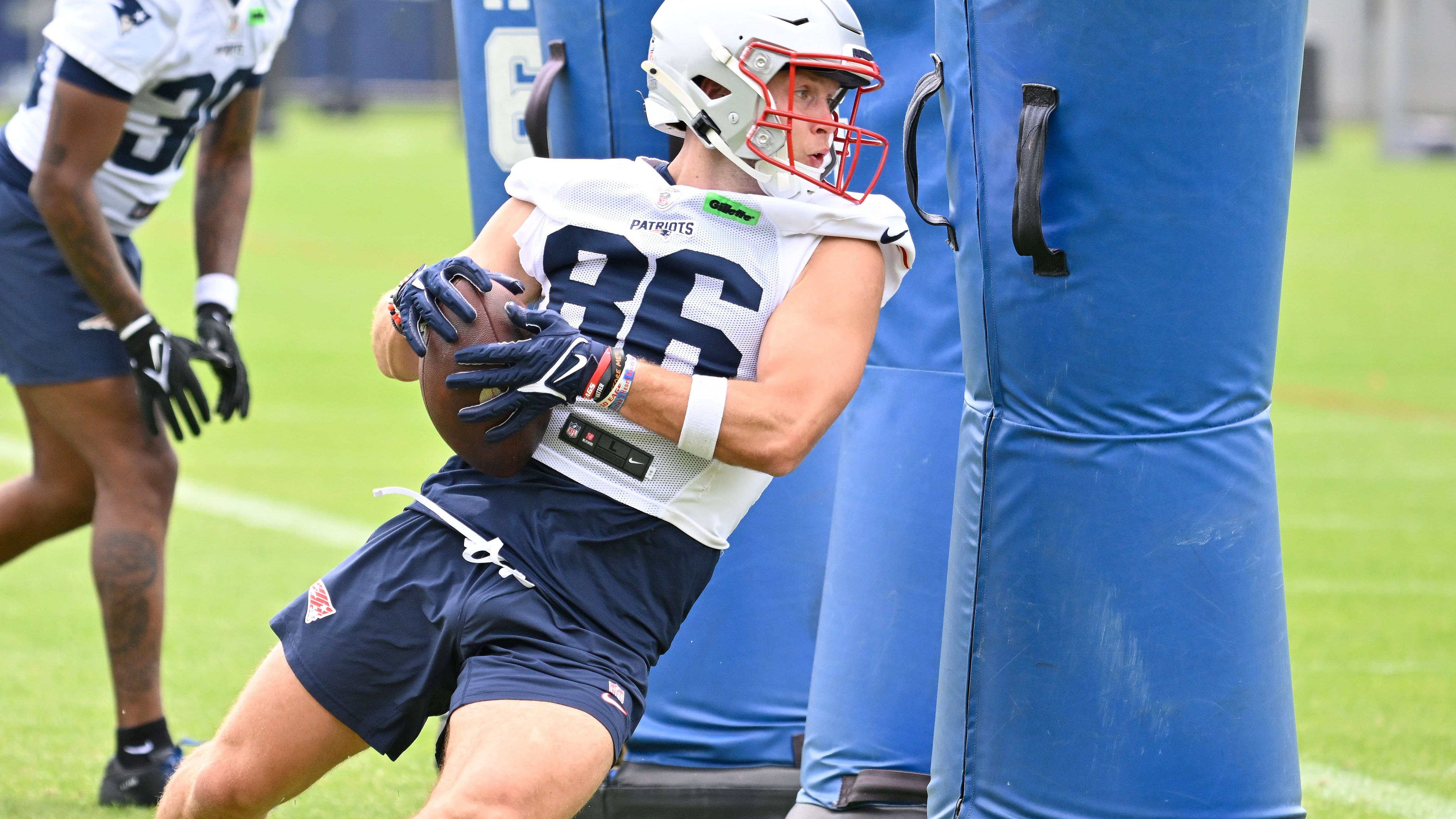 <strong>Efton Chism III (Wide Receiver, New England Patriots)</strong><br>Der Receiver machte in den OTAs der Patriots auf sich aufmerksam, er schnappte sich einmal sieben Bälle in Serie, die von Quarterback Drake Maye auf ihn geworfen wurden. "Chis hatte insgesamt knapp 50 Catches", lobte Maye, der beeindruckt war und anscheinend gerne mit Chism in die kommende Saison gehen würde.