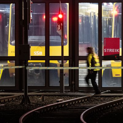 Teilnehmerin des Warnstreiks vor dem Stuttgarter Stadtbahndepot