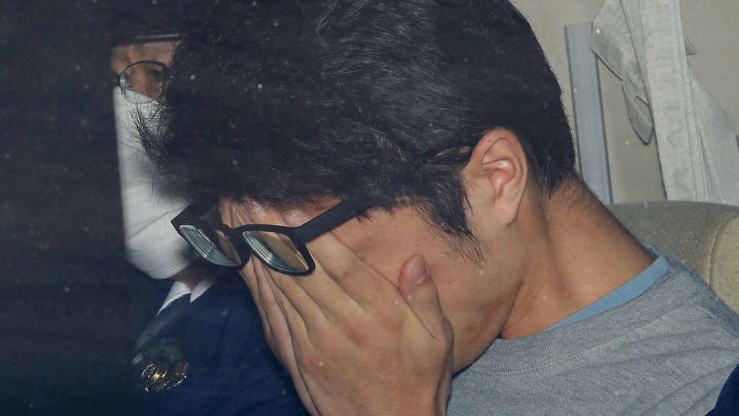 Der jetzt in Japan hingerichtete Mehrfach-Mörder Takahiro Shiraishi versteckt sein Gesicht bei seiner Festnahme im Jahr 2017.