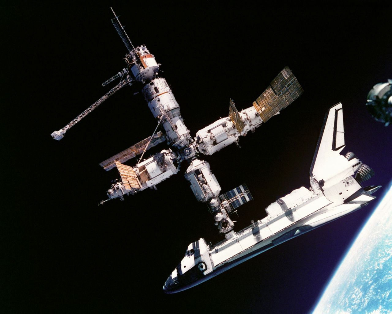 Geplant als preiswerter Lastwagen fürs All, stellten sich die 5 Raumfähren des "Space Transportation System" als teure Raumtaxis heraus, die im Schnitt eine Milliarde pro Flug kosteten (hier "Atlantis" angedockt an die russische Raumstation "Mir"). Trotzdem, bis auf zwei tödliche Unfälle waren die insgesamt 135 Flüge der wiederverwendbaren Spaceshuttles Highlights für Astronauten und Raumfahrtfans.