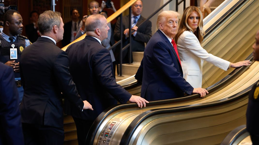 US-Präsident Donald Trump und First Lady Melania Trump treffen zur Generaldebatte der UN-Vollversammlung im UN-Hauptquartier ein und gehen auf eine Rolltreppe.