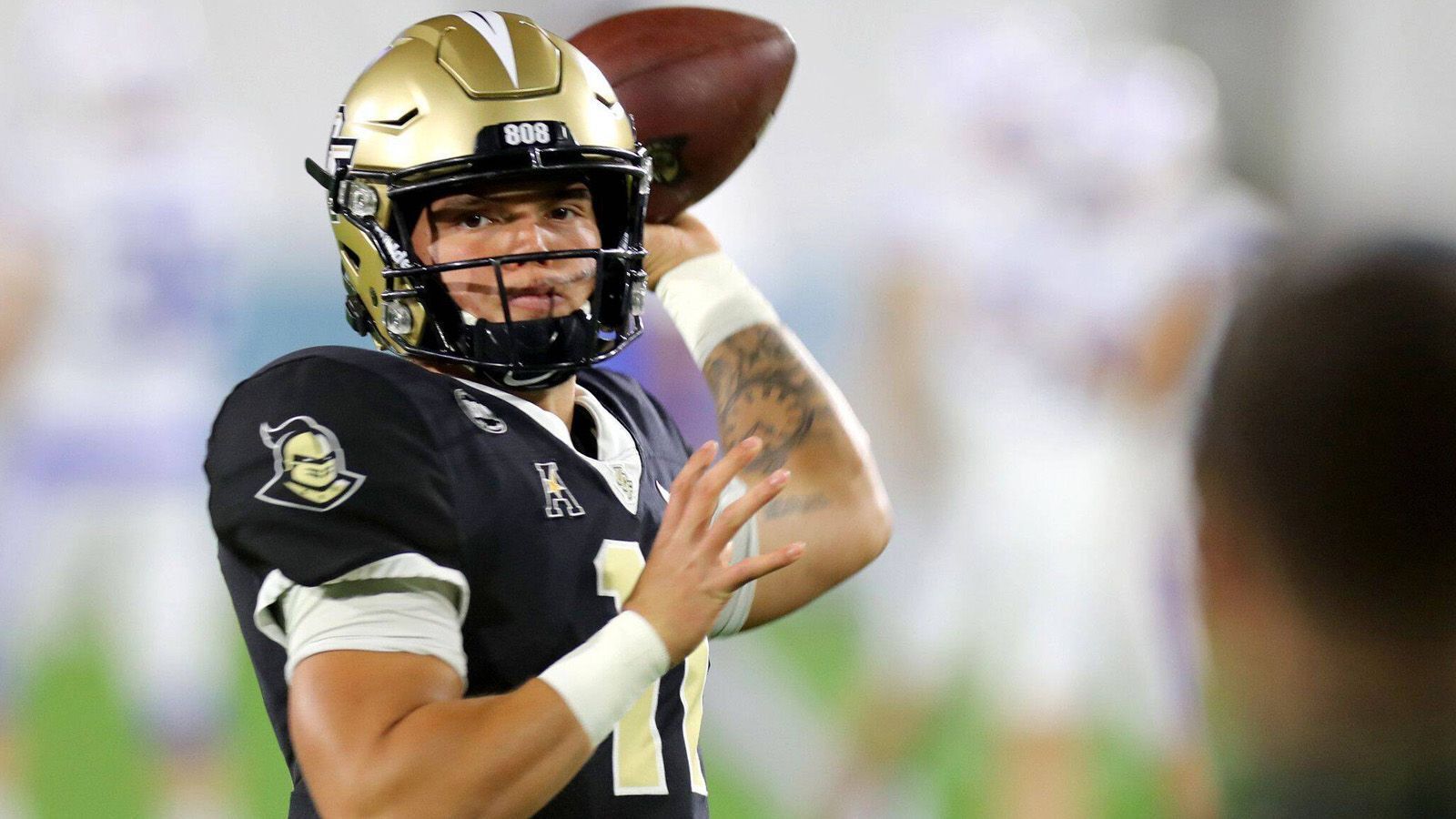 
                <strong>Dillon Gabriel (UCF Knights)</strong><br>
                Dillon Gabriel hatte in der vergangenen Saison die fünftmeisten Passing Yards im College Football. Er brachte zwar lediglich 60 Prozent seiner Pässe an. 32 Touchdown-Pässe bei nur vier Interceptions sprechen allerdings für ihn. Mit seinen 1,83 Meter Körpergröße und seinem Gewicht von 84 Kilogramm ist er verhältnismäßig schmächtig. Trotzdem gilt der 20-Jährige als einer der Favoriten auf die Heisman Trophy für den besten College-Spieler.
              