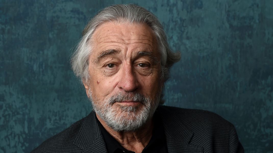 Robert De Niro ist im April 2023 wieder Vater geworden. Mit der Kindeserziehung hat der Schauspieler aber nicht viel am Hut. Alle Infos gibt es hier.