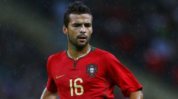 
                <strong>FC Porto - Bruno Gama (17 Jahre, sechs Monate, ein Tag)</strong><br>
                FC Porto - Bruno Gama (17 Jahre, sechs Monate, ein Tag): Im April 2005 wurde der FC Porto einmal mehr seinem Ruf als Top-Ausbildungsverein gerecht und bot dem jungen Gama die Chance auf sein erstes Spiel in Portugals Eliteliga. Beim 2:1-Sieg gegen Vitoria Setubal durfte der Mittelfeldspieler erstmals ran. Heute spielt der 28-Jährige in der Primera Division für Deportivo La Coruna. Nur einen Tag älter als Gama war übrigens Portos aktueller Shootings Ruben Neves bei seinem Liga-Debüt.
              
