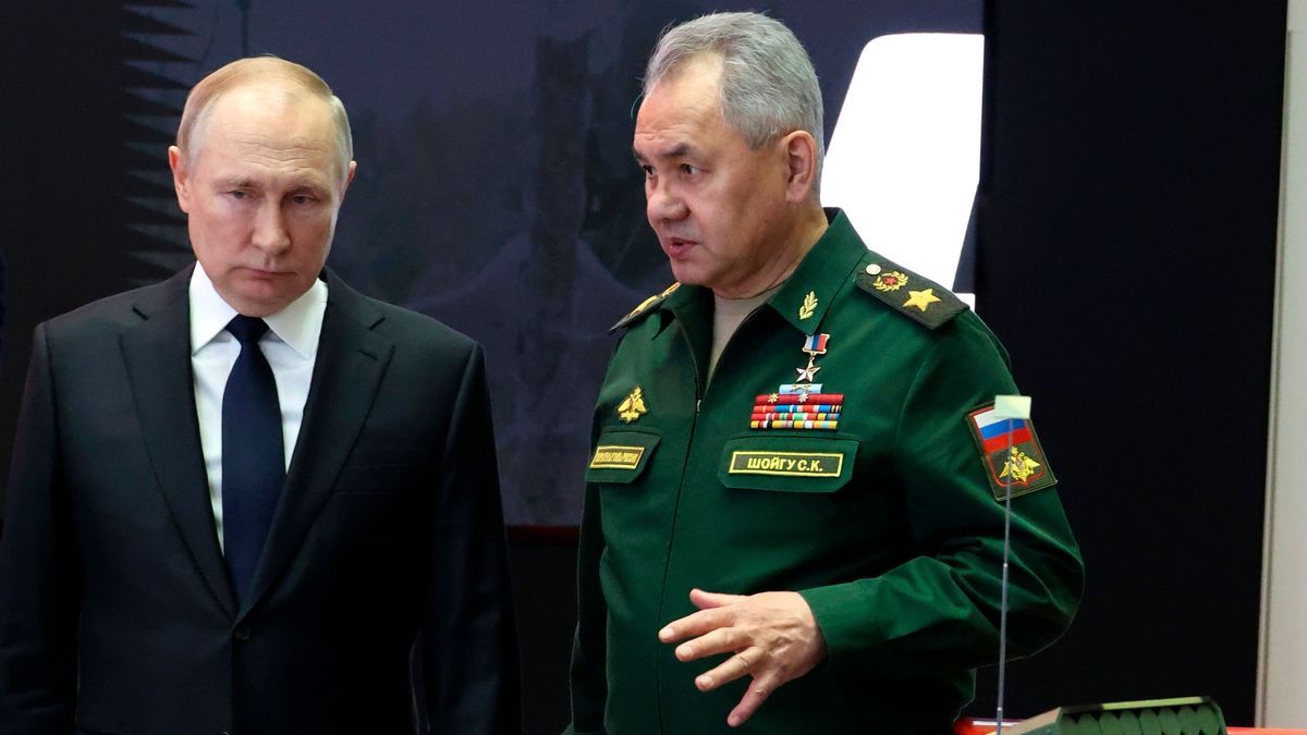 Russlands Machthaber Putin und Verteidigungsminister Schoigu