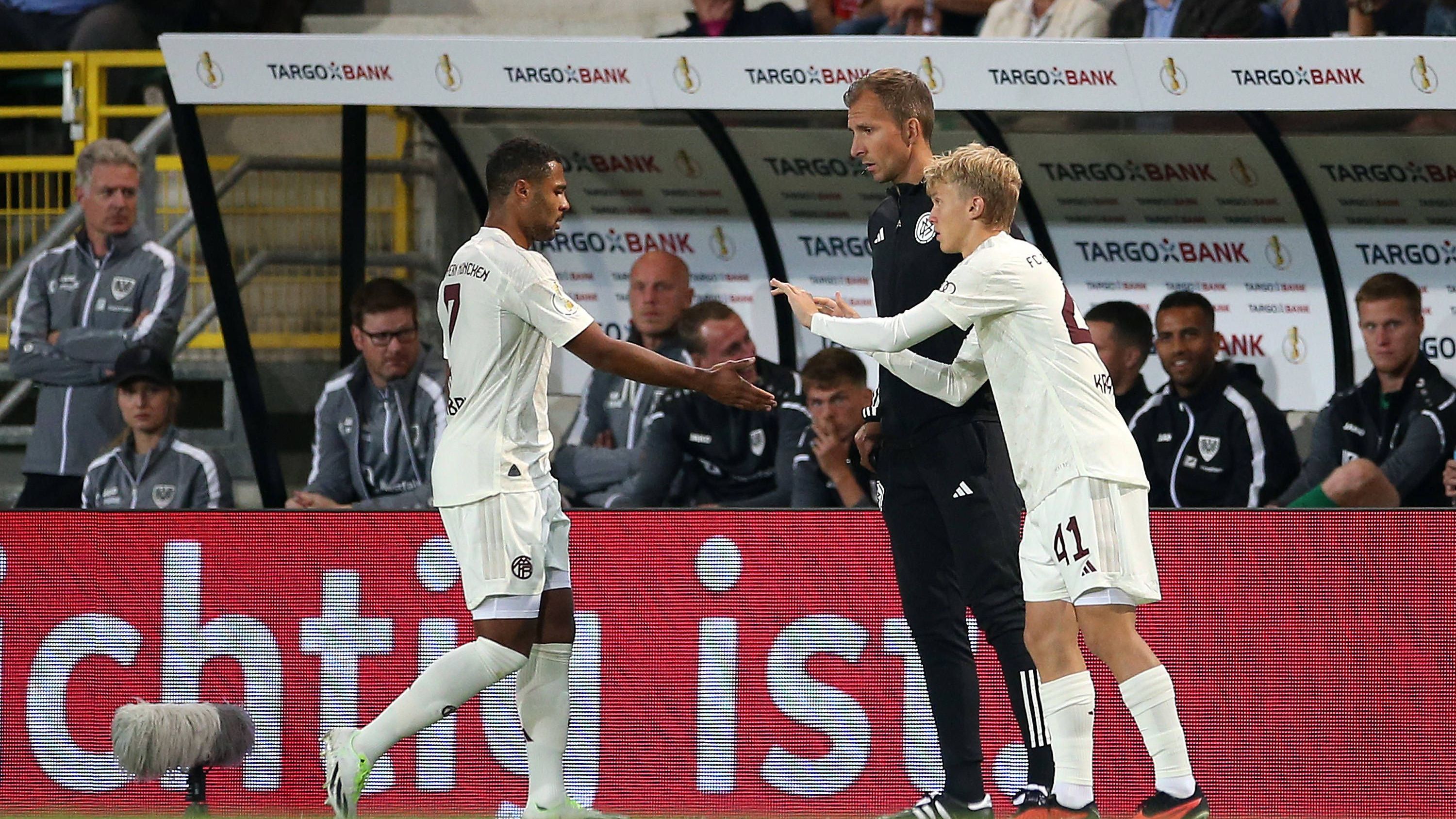 <strong>1. Einwechselspieler: Frans Krätzig</strong><br>Kommt früh für den verletzten Gnabry. Nach seinem Bundesliga-Debüt am Wochenende feiert er kurz vor der Halbzeit auch seinen ersten Pflichtspiel-Treffer. Sehr giftig, sehr umtriebig, lauffreudig. Beweist, dass er viel Spaß am Spiel hat. Hinterlässt einen guten Eindruck.&nbsp;<strong><em>ran</em>-Note: 2</strong>