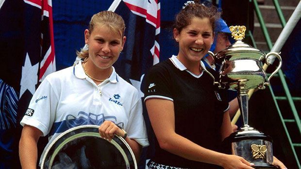 
                <strong>Anke Huber anno 1996</strong><br>
                Anke Huber kam am 4. Dezember 1974 in Bruchsal zur Welt. Mit elf Jahren gewann sie erstmals die deutschen Jugendmeisterschaften und gab 1989 ihr Profi-Debüt. Der größte Erfolg ihrer Karriere: Die Teilnahme am Finale der Australien Open 1996 gegen Monica Seles (rechts).
              