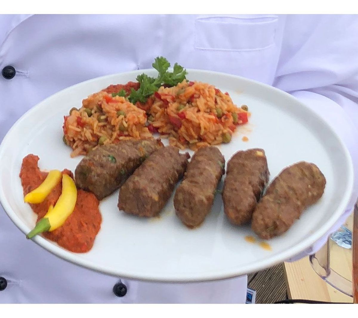 Cevapcici mit Reis und Ajvar