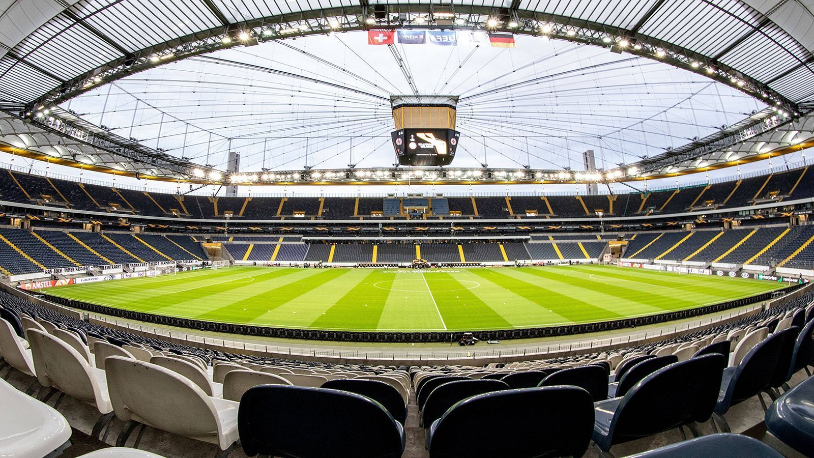 
                <strong>Eintracht Frankfurt: Das größte Cabrio der Welt</strong><br>
                Diesen Spitznamen hat sich die Frankfurter Commerzbank-Arena mit der riesigen Stahlseil-Konstruktion des Innendaches verdient. Auch in diesem Stadion gibt es eine Kapelle, in der regelmäßig Trauungen vorgenommen werden. Die heutige Arena ist bereits das vierte Stadion auf ein und derselben Stelle. Vor dem Umbau zwischen 2002 und 2005 saßen Zuschauer, aufgrund einer Laufbahn, bis zu 125 Meter weit weg vom Spielfeld. Nun sind höchstens 60 Meter.
              