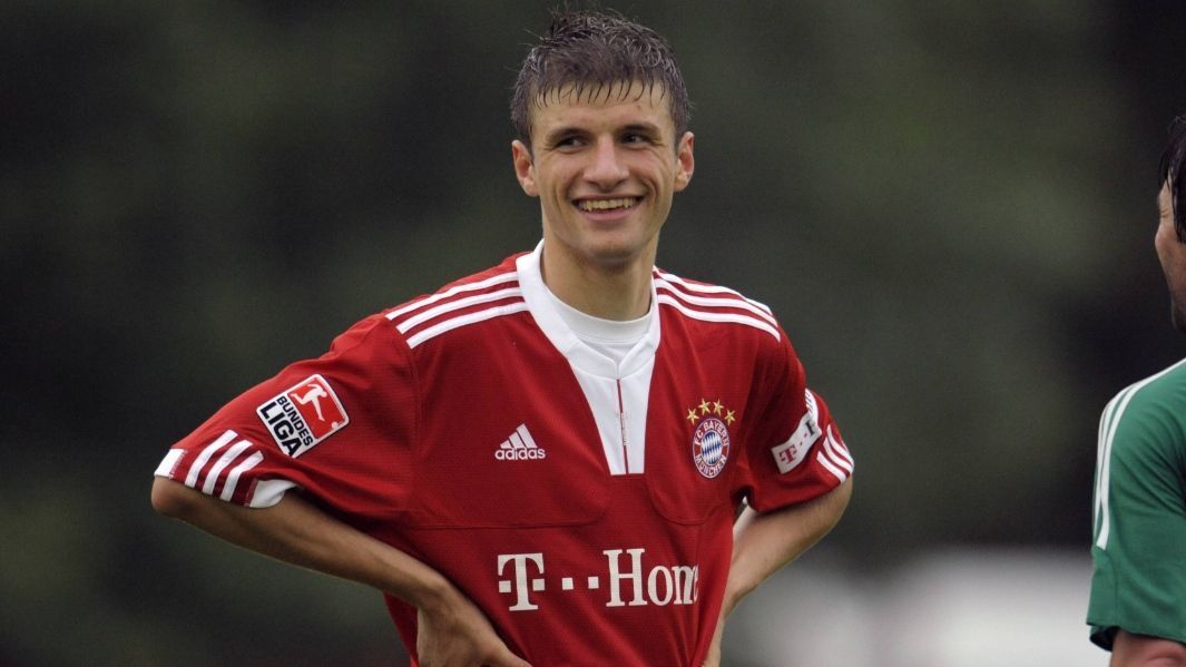 
                <strong>Seit 2000 beim FC Bayern</strong><br>
                Thomas Müller spielt bereits seit Juli 2000 beim FC Bayern, da war er zehn Jahre jung. Davor ging er bei seinem Heimatverein TSV Pähl auf Torejagd. 2009 wechselte er dann fest zu den Profis. Damit ist Müller bereits seit 3933 Tagen Teil des deutschen Rekordmeisters. Lediglich Marcel Schmelzer (Borussia Dortmund) und Michael Parensen (Union Berlin) spielen von allen aktiven Spielern länger bei ihren Vereinen. Einschätzung: Da sich Schmelzers Zeit in Dortmund dem Ende neigt und Parensen bereits 33 Jahre alt ist, scheint es durchaus vorstellbar zu sein, dass Müller in absehbarer Zeit der Spieler wird, der am längsten bei einem Verein in der Bundesliga spielt.
              