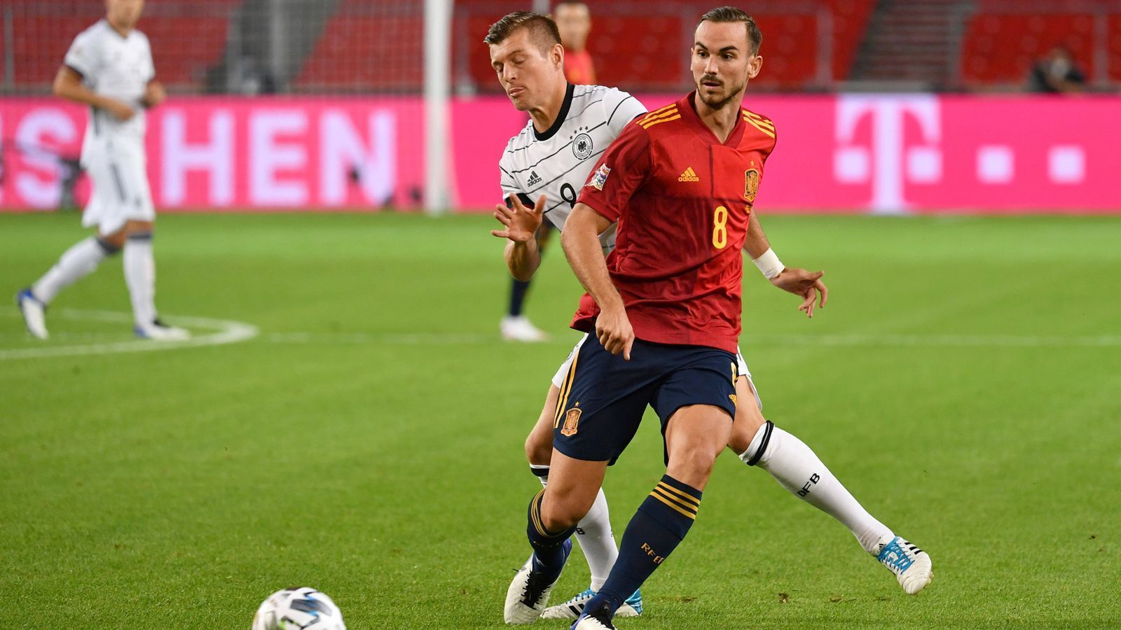 
                <strong>Fabian Ruiz (SSC Neapel)</strong><br>
                Den Spanier Fabian Ruiz hat die deutsche U21-Nationalmannschaft noch in unschöner Erinnerung. Der Profi des SSC Neapel war im EM-Finale 2019 mit einem Tor und einer Vorlage der Mann des Spiels beim 2:1-Sieg der Iberer. Mittlerweile ist Ruiz längst eine Stufe nach oben auf der Karriereleiter geklettert und gehört seit gut einem Jahr regelmäßig zum Kader der A-Nationalmannschaft. Das frühere Talent von Real Betis kam bislang zu acht Einsätzen in der "Seleccion" (ein Tor) und spielte auch in der Nations League gegen Deutschland im September 2020 von Beginn an. In Neapel gehört der flexibel einsetzbare Mittelfeldspieler sogar schon seit einigen Jahren zu den wichtigsten Akteuren. Seit dem Sommer 2018 bestritt Ruiz 95 Pflichtspiele für die Italiener, dabei gelangen ihm elf Treffer.
              