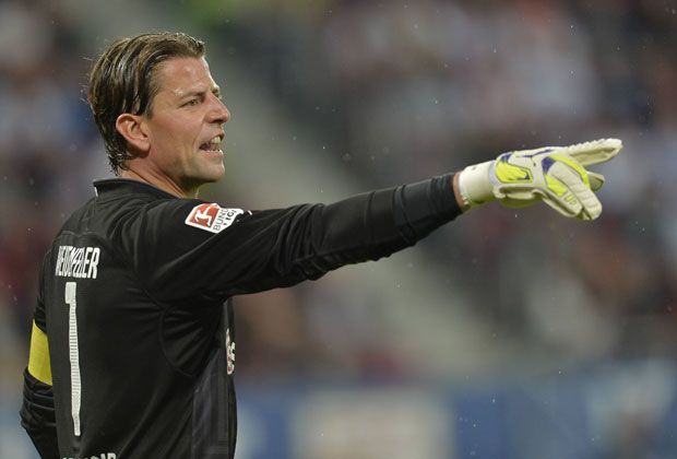 
                <strong>Roman Weidenfeller</strong><br>
                Nachdem ihn Mitchell Langerak beim Supercup und auch in der ersten Bundesliga-Begegnung vertreten hatte, steht Roman Weidenfeller seit zwei Spieltagen wieder zwischen den Pfosten von Borussia Dortmund. Gegen Augsburg und Freiburg mehr als solide.
              