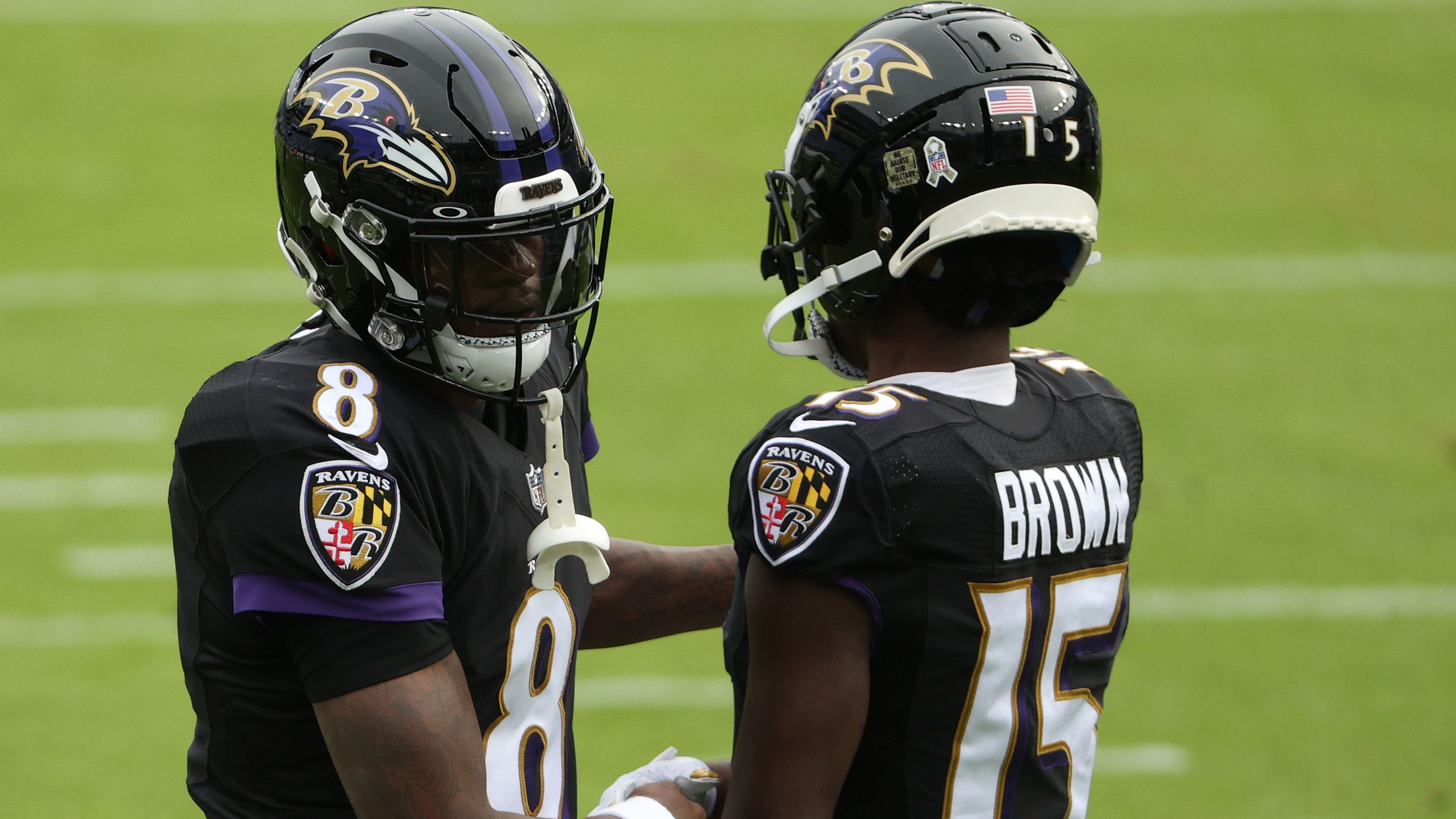 
                <strong>Baltimore Ravens</strong><br>
                Baltimore hat alle notwendigen Schritte unternommen, um sich im Jahr 2020 auf Kosten des zukünftigen Erfolgs zu verbessern. Sie tradeten für Pass Rusher Yannick Ngakoue und holten zuletzt auch Altmeister Dez Bryant zurück in die Liga. Das Ergebnis der Transactions ist bisweilen aber eher enttäuschend, steht man aktuell mit Platz drei in der AFC North hinter den Pittsburgh Steelers und Cleveland Browns auf keinem Playoff-Spot. Marquise Brown, der sich zuletzt öffentlich über seine mangelnde Einbindung beklagt hat, führt die Receivers mit 32 Receptions der Ravens zwar an. Seine Leistungen im zweiten Jahr sind aber gar nicht hollywood-reif, wie sein Spitzname es eigentlich verspricht (nur zwei Touchdowns, lediglich drei Spiele mit über 60 Receiving Yards). Tight End Mark Andrews hat so viele Touchdowns (6), wie alle Wide Receiver der Franchise zusammen. Stills könnte der Passing Offense in Baltimore also durchaus Leben im Kampf um die Playoffs einhauchen.
              