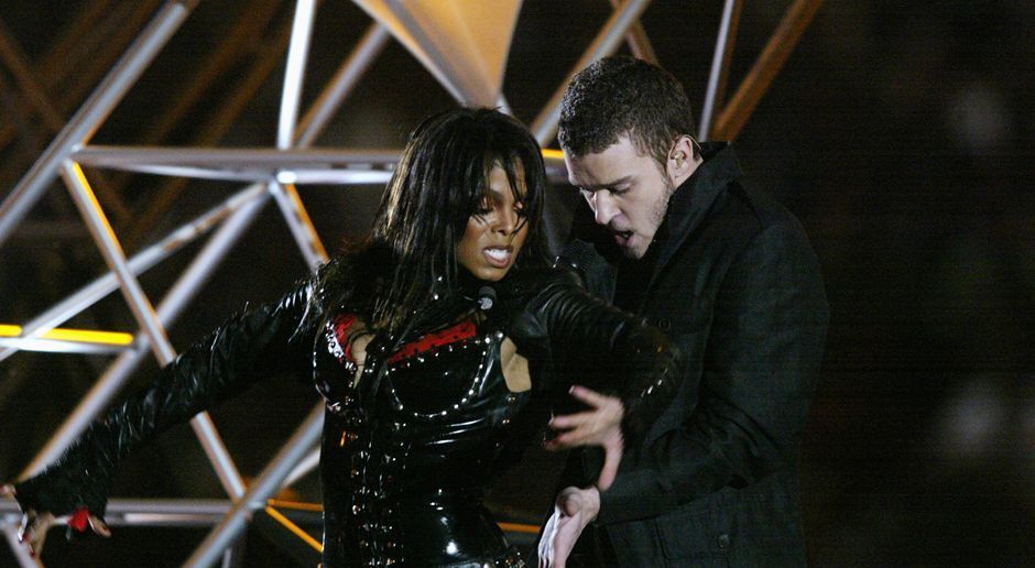 
                <strong>Halftime-Show Super Bowl XXXVIII</strong><br>
                Der Super-Bowl-Auftritt sollte allerdings zu einem tiefen Einschnitt in ihrer Karriere werden. Gemeinsam mit Überraschungskünstler Timberlake lieferte sie eine spektakuläre Show mit viel Körperkontakt ab. An sich war das noch nichts Besonderes - zumindest nicht bis die beiden den Timberlake-Song "Rock Your Body" wiedergaben ...
              